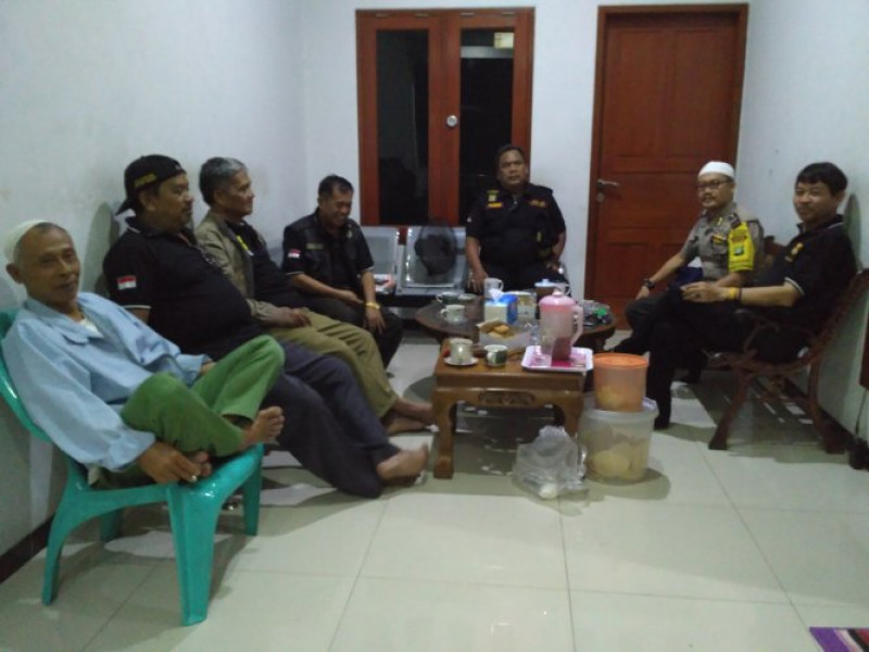 IMG-aiptu-jacky-silaturahmi-ke-fkpm-pondok-bahar-menyampaikan-himbauan-kamtibmas