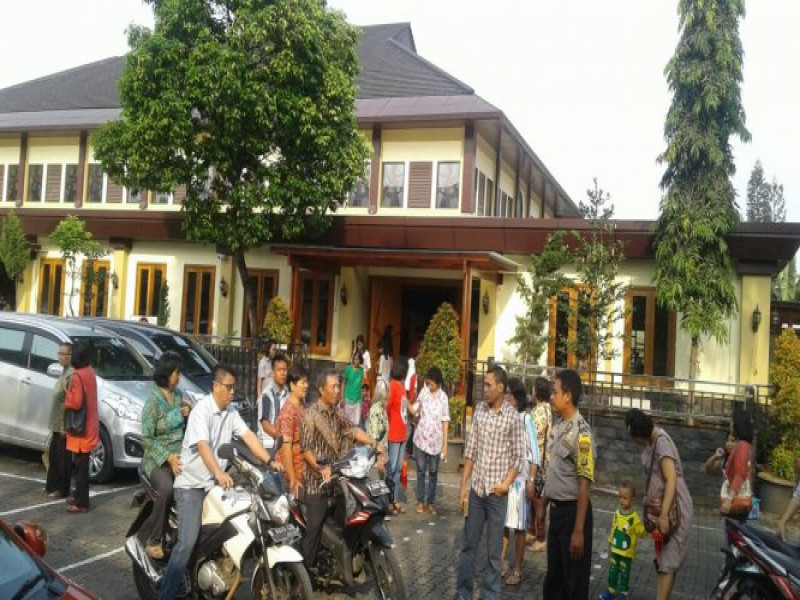 IMG-bhabinkamtibmas-cibodas-baru-amankan-ibadah-rutin-misa-biasa-di-gereja-santo-agustinus