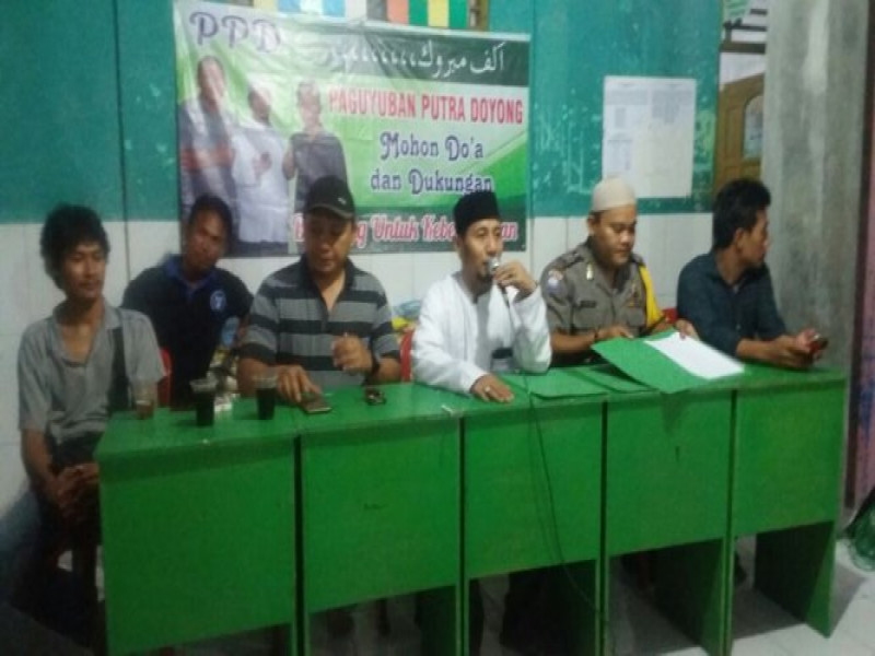 IMG-bhabinkamtibmas-alam-jaya-bersinergi-dengan-ulama-lakukan-pendistribusian-sembako-ke-warga