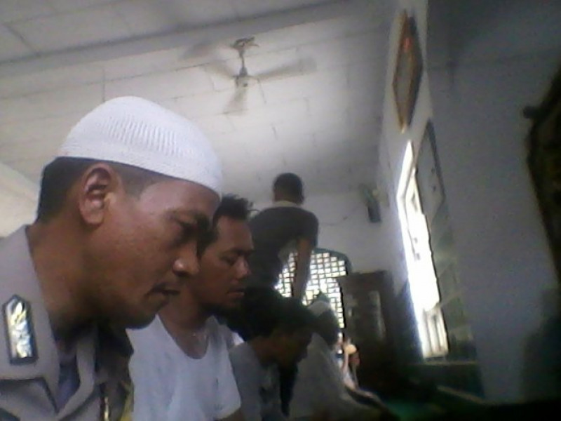 IMG-bhabinkamtibmas-polsek-sepatan-jalin-silaturahmi-melalui-sholat-djuhur-berjamaah