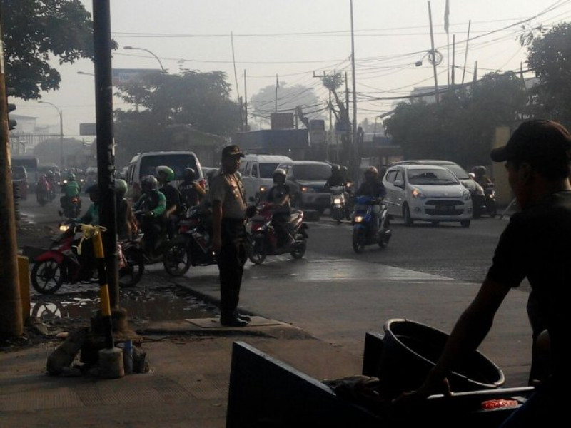 IMG-kapolsek-jatiuwung-pimpin-pelayan-gatur-lalin-pagi-di-jalan-gatot-subroto