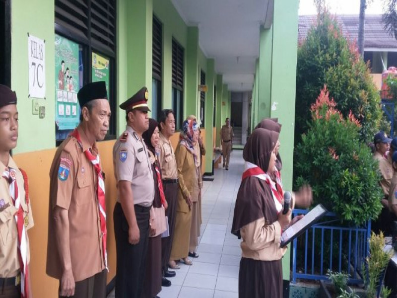 IMG-panit-1-binmas-polsek-jatiuwung-bertindak-selaku-pembina-upacara-di-smpn-8-tangerang