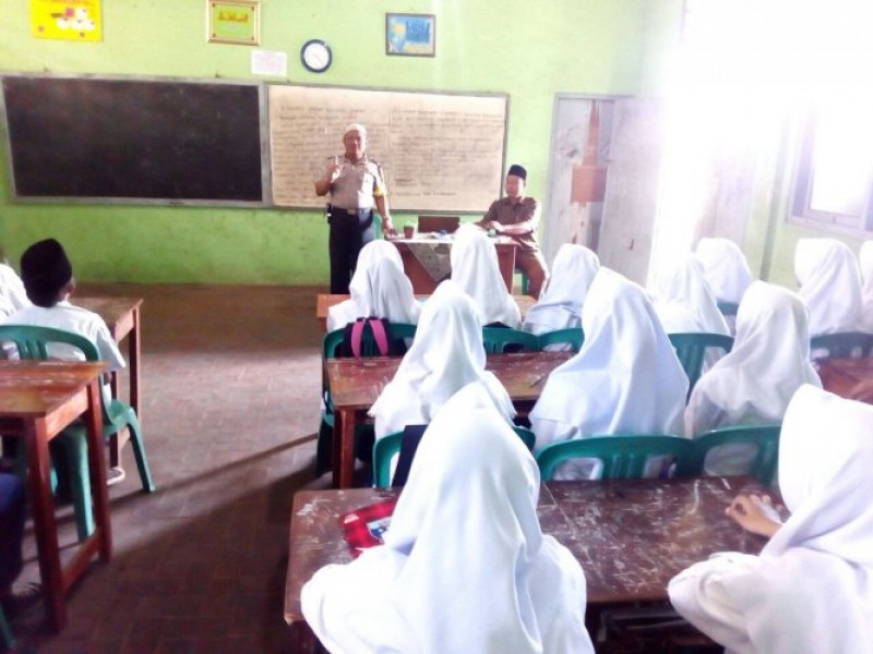 IMG-bhabinkamtibmas-polsek-sepatan-memberikan-pembinaan-dan-himbau-kepada-siswa-siswi-pelajar