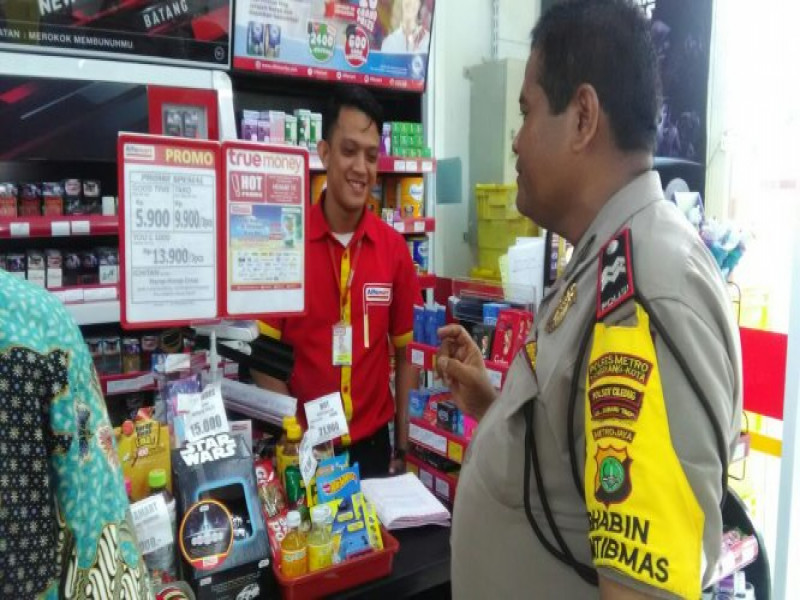 IMG-bhabinkamtibmas-kelurahan-karang-timur-aiptu-waluya-sambang-dialogis-ke-pegawai-minimarket