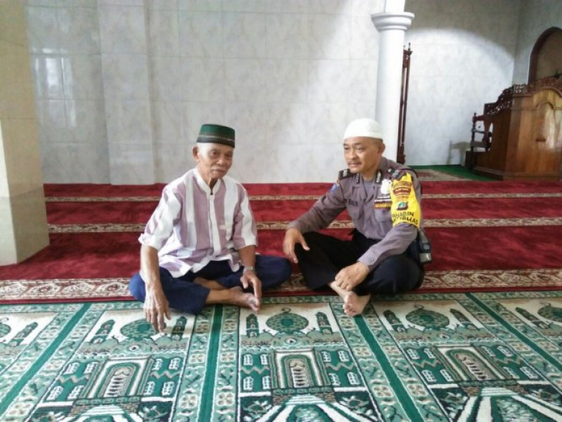 IMG-ajak-pengurus-masjid-al-manar-aiptu-wahyono-serukan-jaga-silaturahim-antar-umat-beragama