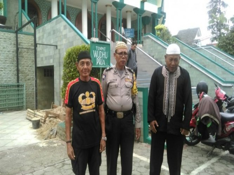 IMG-aiptu-kasnan-sambang-dialogis-pengurus-masjid-al-muhajirin-sampaikan-pesan-ingatkan-jamaah-mengunci-ganda-kendaraannya