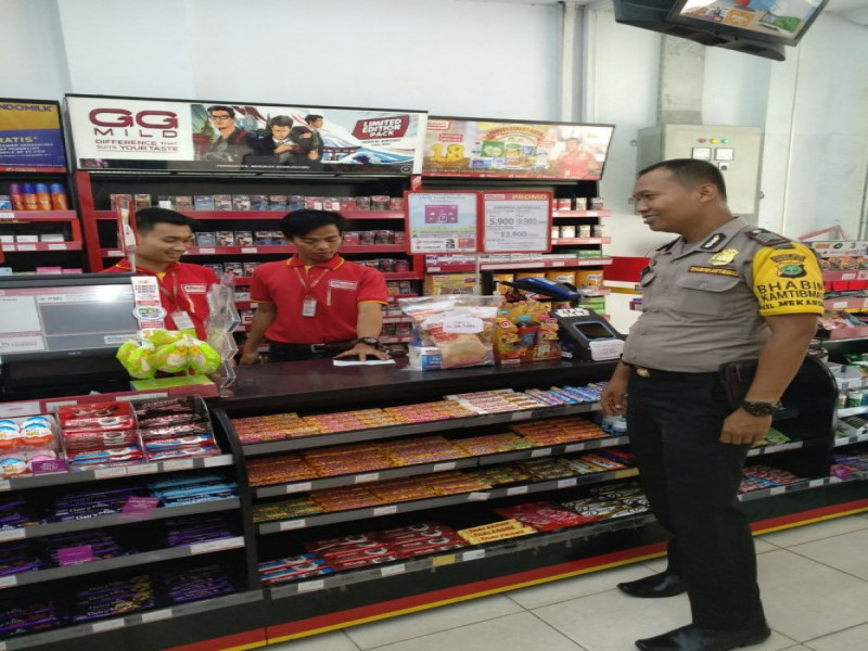 IMG-bripka-agani-binmas-mekarsari-antisipasi-minimarket-jadi-sasaran-tindak-kejahatan