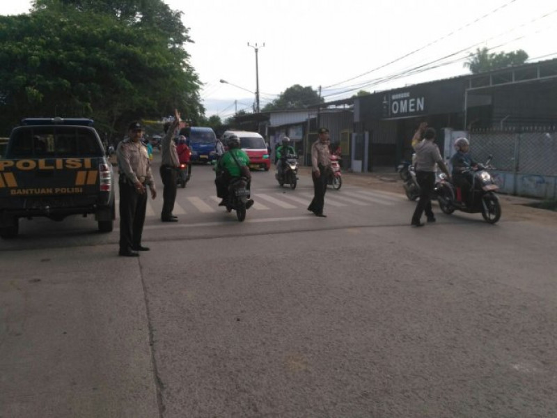 IMG-patroli-1102-polsek-sepatan-sore-hari-pengaturan-lalu-lintas-di-jl-raya-mauk-km-11