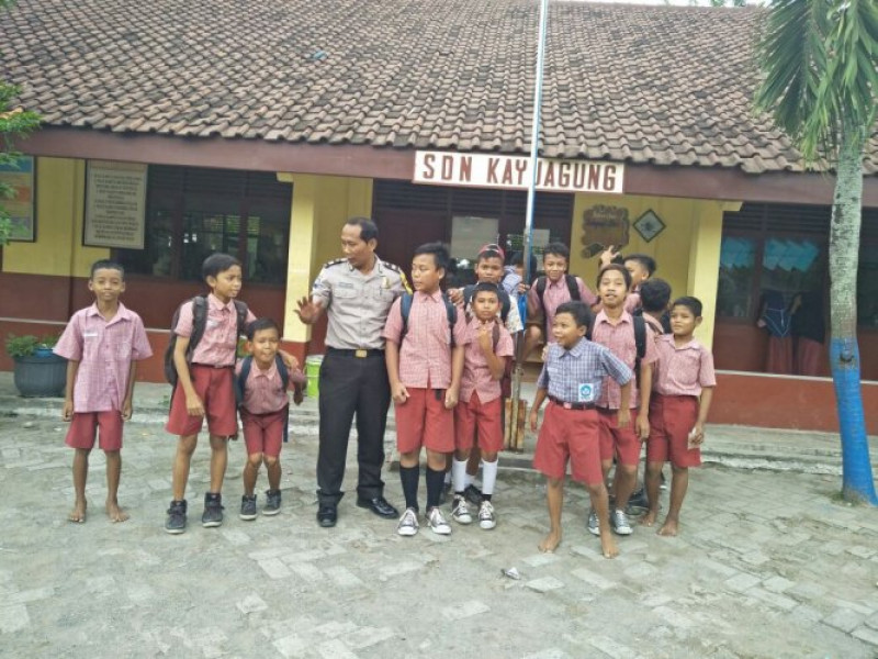 IMG-dalam-kunjungannya-kesekolah-sdn-kayu-agung-bhabinkamtibmas-polsek-sepatan-motivasi-siswa-siswi-raih-prestasi