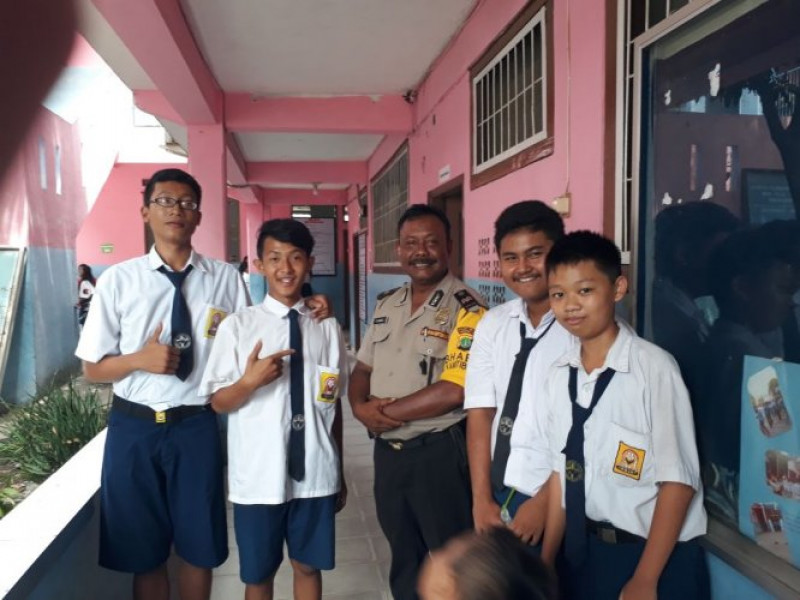 IMG-aiptu-daryono-sambang-smp-gapura-kasih-himbau-kepala-sekolah-pantau-keamanan-di-sekitar-sekolah