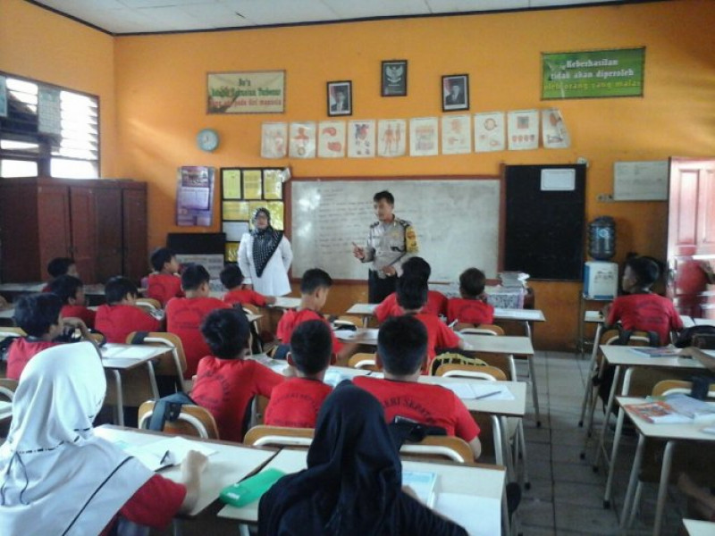 IMG-bhabinkamtibmas-polsek-sepatan-sampaikan-nasehat-ke-siswa-siswi-agar-patuh-taat-kepada-orang-tua-dan-guru