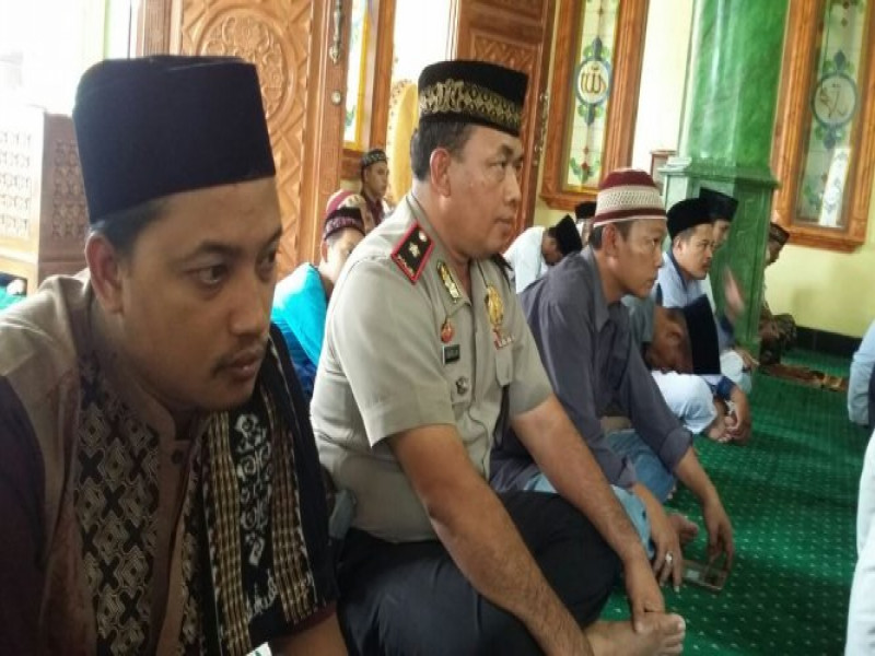 IMG-kapolsek-neglasari-shalat-jumat-berbaur-bersama-warga-kedaung-wetan
