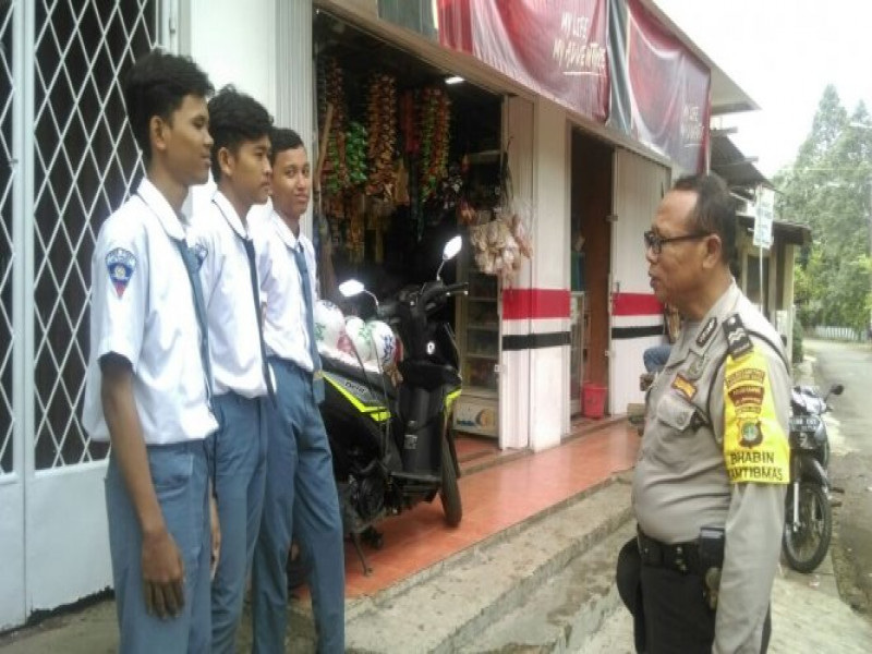 IMG-sambil-sambang-polkiss-di-smk-pgri-11-aiptu-kasnan-sosialisakan-ops-zebra-2017-kepada-para-pelajar