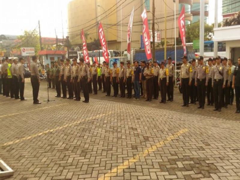 IMG-kapolsek-jatiuwung-pimpin-apel-pengamanan-keberangkatan-buruh-fsmpi-ke-jakarta