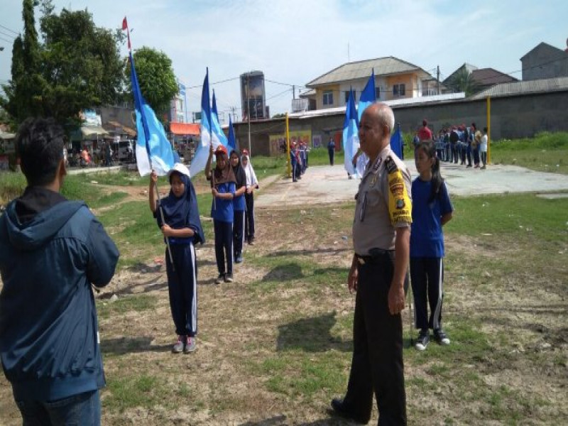 IMG-aiptu-gunawan-semangati-pelajar-sdn-1-kampung-melayu-barat-dalam-berlatih-drum-band