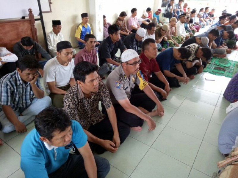 IMG-bhabinkamtibmas-kelurahan-salembaran-jaya-sholat-jumat-di-masjid-jami-asipyah