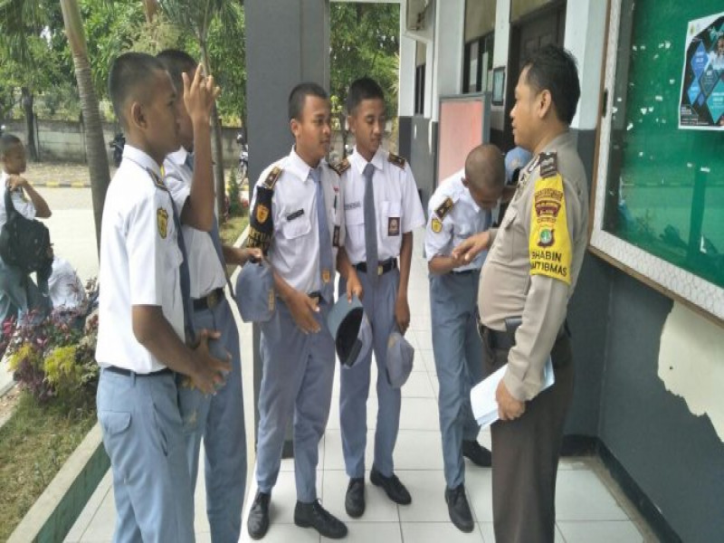 IMG-kehadiran-aiptu-m-idris-disambut-cium-tangan-pelajar-sman-11-tangerang