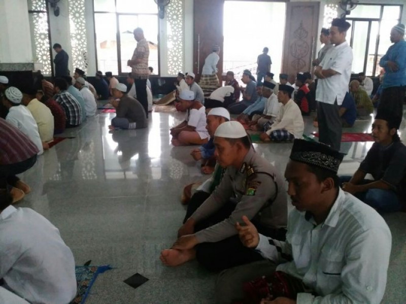 IMG-wakapolsek-jatiuwung-melakukan-shalat-jumat-di-masjid-jami-urwatul-wutsqo-gandasari