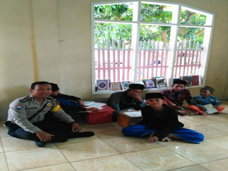 IMG-polsantren-bhabinkamtibmas-bripka-mbahtiar-mengunjungi-pesantren-darul-mubtadiin