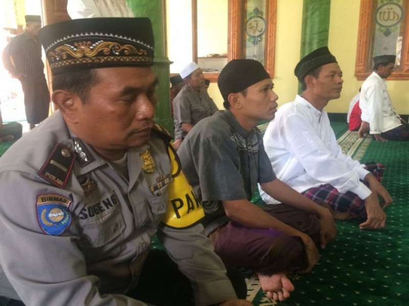 IMG-panit-binmas-polsek-neglasari-mendampingi-kapolsek-shalat-jumat-bersama-warga