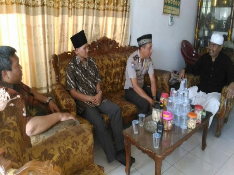 IMG-kanit-binmas-ipda-sambas-kunjungi-ke-ponpes-di-kp-kebon-cabe-desa-gaga