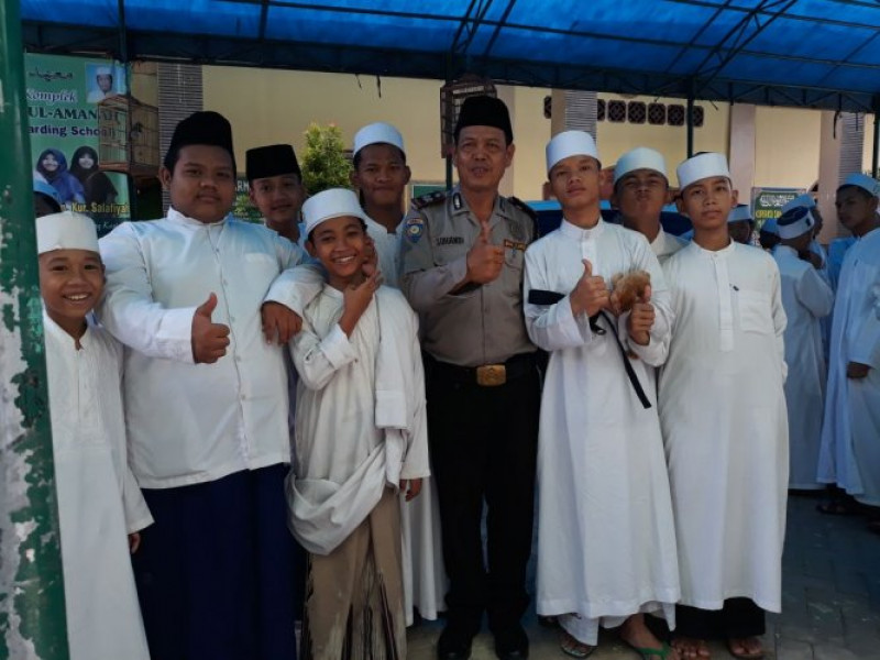 IMG-aiptu-suhandi-mengajak-santri-ponpes-darul-amanah-menjaga-kamtibmas-saat-laksanakan-polsantren