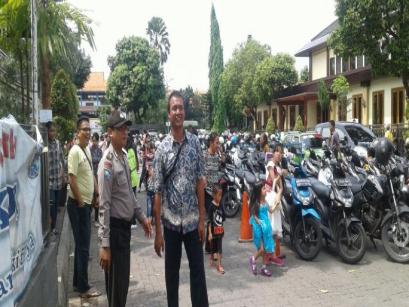 IMG-pengamanan-kebaktian-rutin-di-gereja-dilalukan-bhabinkamtibmas-kelurahan-cibodasari