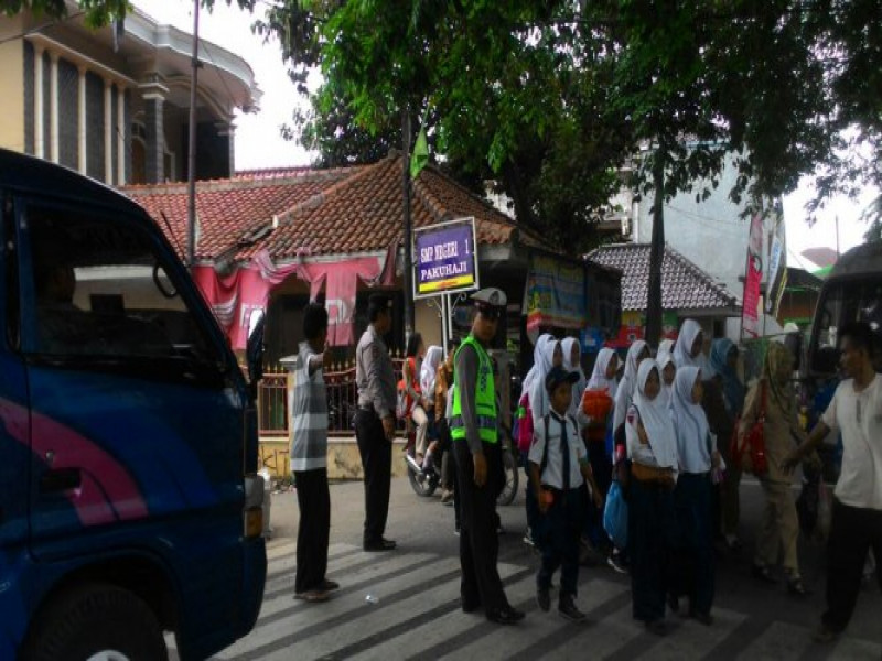 IMG-bhabinkamtibmas-polsek-pakuhaji-sambang-ke-smpn-i-pakuhaji