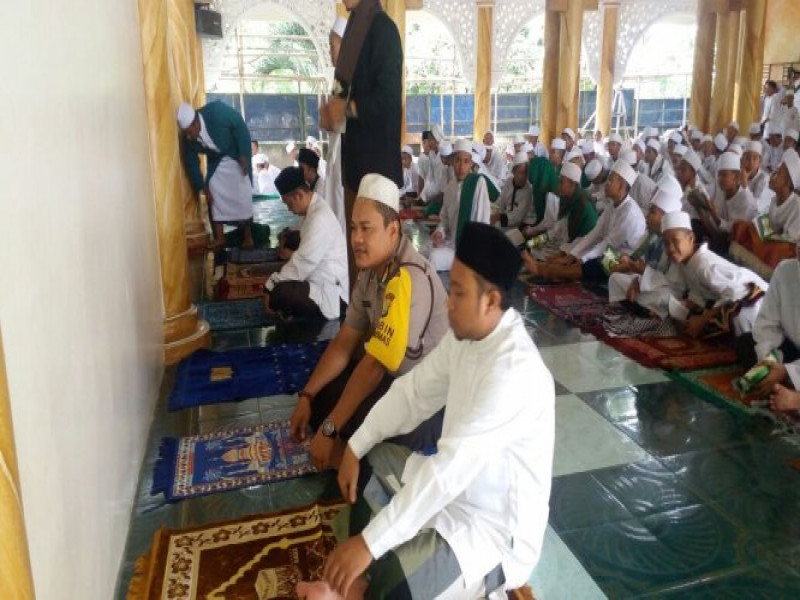 IMG-cinta-masjid-bripka-m-zaenudin-sholat-dzuhur-berjamaah-bersama-para-santri