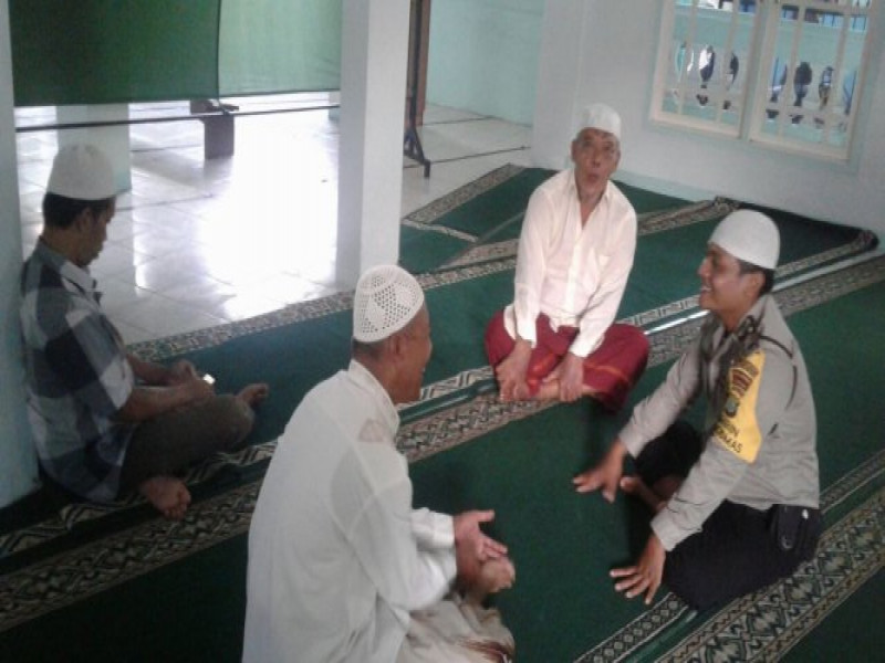 IMG-bhabinkamtibmas-kelurahan-cibodas-baru-silaturahmi-dengan-ketua-dkm-masjid-al-muhajirin