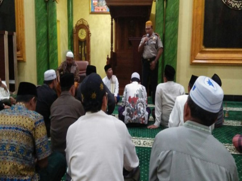 IMG-kapolsek-neglasari-bersama-binmas-hadiri-pengajian-rutin-warga-kedaung-wetan