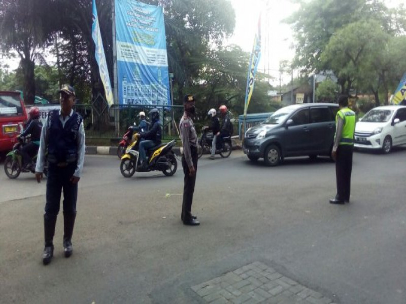IMG-iptu-maryana-bersama-anggota-berikan-kelancaran-lalu-lintas-bagi-masyarakat-sebelum-beraktifitas