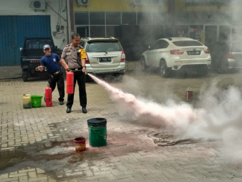 IMG-bripka-agani-berikan-simulasi-penanganan-kebakaran-dengan-menggunakan-apar