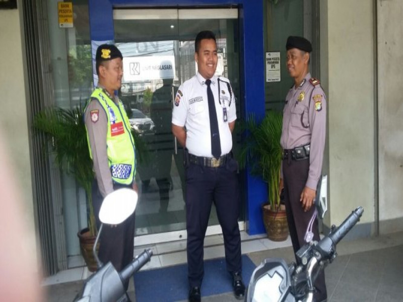 IMG-dialogis-dengan-satpam-bang-kanit-sabhara-imbau-satpam-rutin-cek-fungsi-cctv