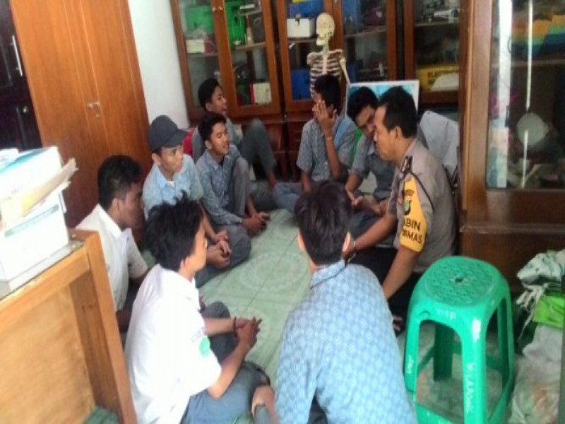 IMG-bhabinkamtibmas-periuk-jaya-ngariung-bareng-siswa-aliyah-nurul-falah