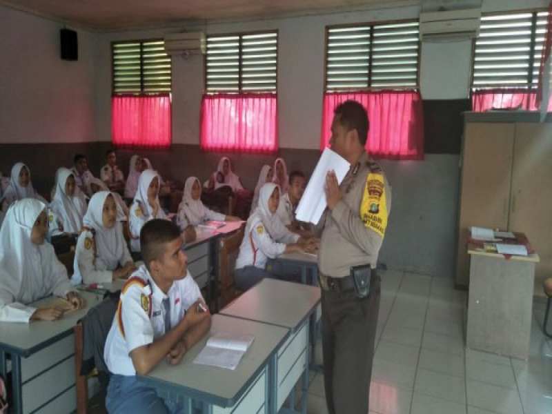 IMG-aiptu-m-idris-terus-sosialisasikan-rekrutmen-anggota-polri-di-sman-11-tangerang