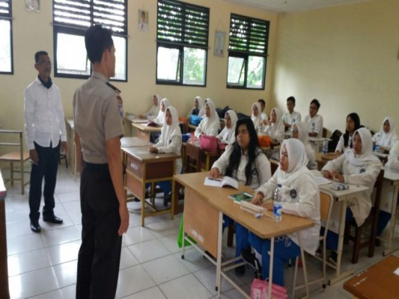 IMG-kanit-binmas-polsek-jatiuwung-laksanakan-polkiss-di-smkn-9-tangerang