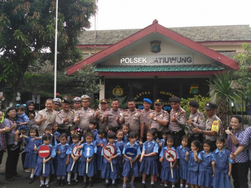 IMG-polisi-sahabat-anak-polsek-jatiuwung-terima-kunjungan-puluhan-anak-tk