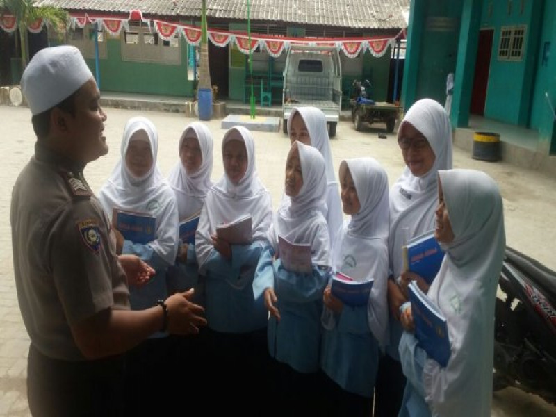 IMG-binmas-alam-jaya-ajak-siswa-untuk-selalu-disiplin-saat-giat-polkiss-di-yayasan-daarussaadah