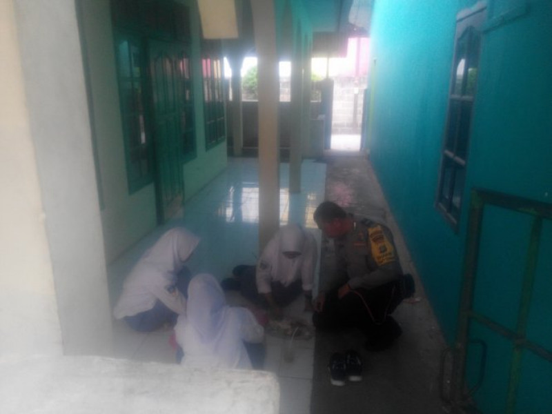 IMG-aiptu-hardono-sambangi-sekolah-pgri-selapajang