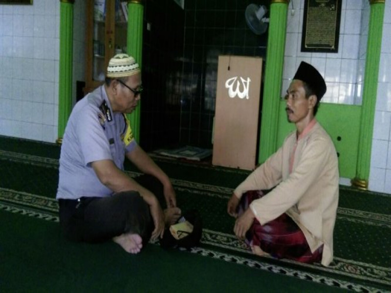 IMG-bhabinkamtibmas-larangan-indah-sholat-dzuhur-berjamaah-bersama-warga-di-musolah-al-ihklas