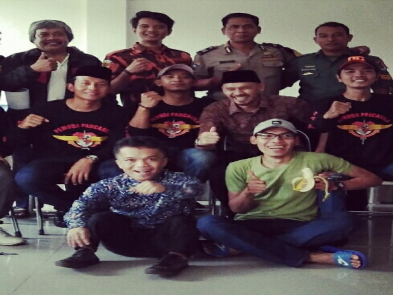 IMG-kunjungi-komunitas-pemuda-bhabinkamtibmas-polsek-cipondoh-ajak-bersama-jaga-keamanan