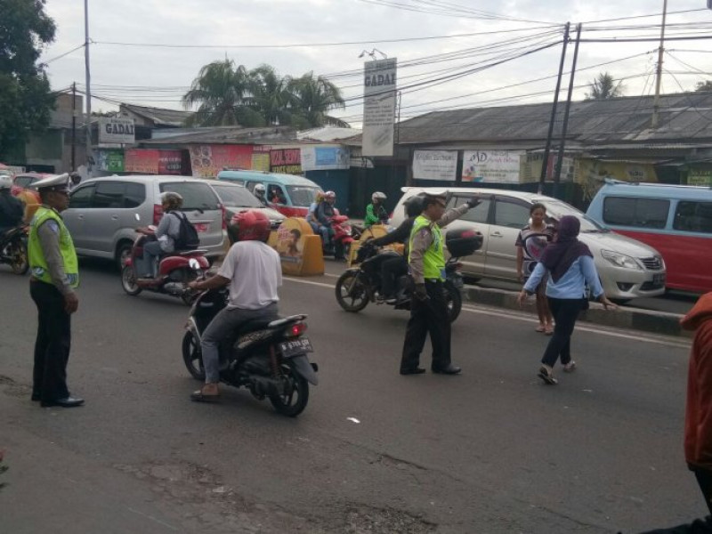 IMG-lantas-polsek-jatiuwung-terus-berikan-pelayanan-terbaik-kepada-masyarakat