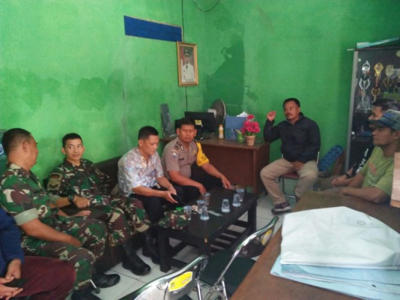 IMG-bhabinkamtibmas-kelurahan-periuk-bersama-3-pilar-lakukan-problem-solving