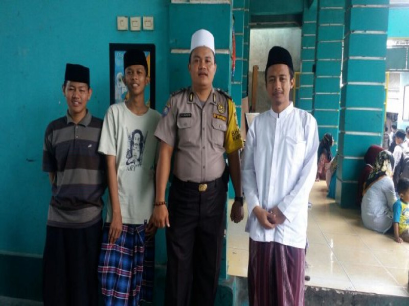 IMG-bripka-m-zaenudin-jalin-kedekatan-dengan-para-santri-di-pondok-pesantren-al-kamil