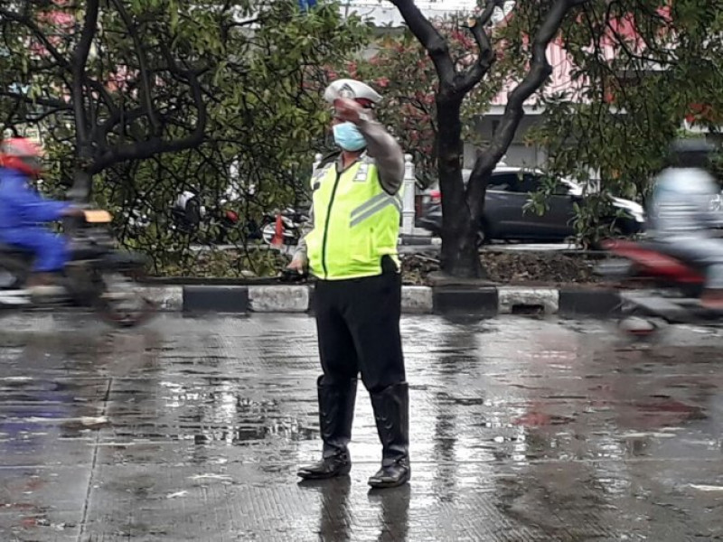 IMG-pasca-hujan-dan-gerimis-kanit-lantas-bersama-anggota-tetap-mengatur-lalu-lintas