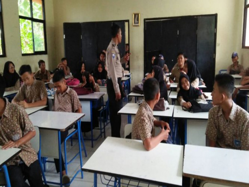 IMG-bripka-marhadi-cegah-peredaran-miras-dan-narkoba-di-lingkungan-sekolah