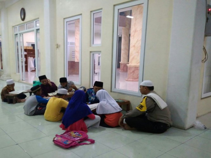 IMG-cegah-paham-radikalisme-bhabinkamtibmas-desa-jatimulya-sambangi-majlis-talim-di-wilayahnya