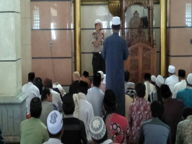 IMG-sebelum-shalat-jumat-dimulai-kanit-binmas-polsek-jatiuwung-sampaikan-himbauan-kamtibmas-di-depan-mimbar