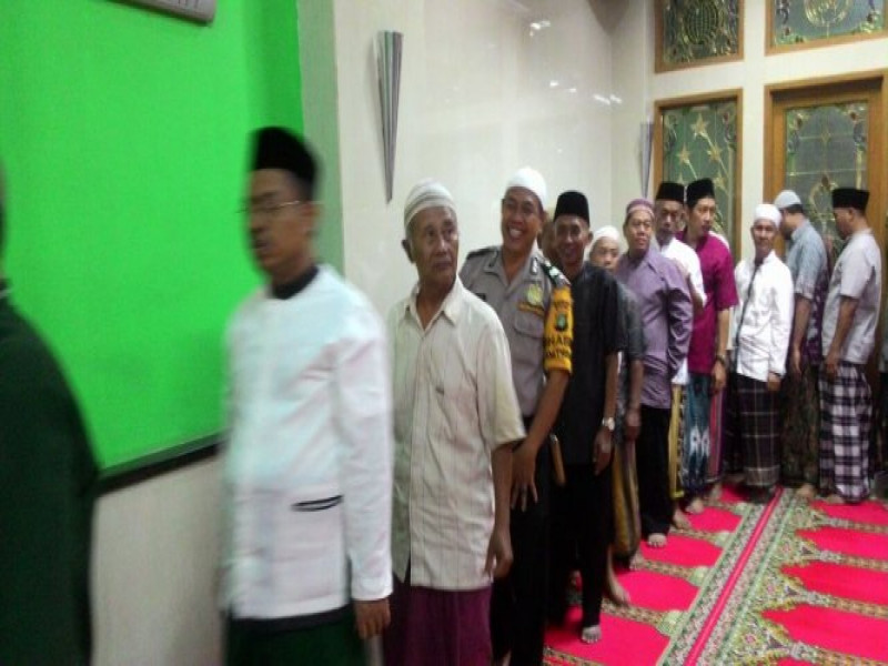 IMG-usai-shalat-jumat-aiptu-cecep-silaturahmi-dengan-para-jamaah